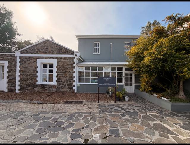 280M² BUILDING TO LET IN WATERFRONT